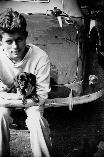 Джон Ф. Кеннеди с&nbsp;собакой по&nbsp;кличке Дункер во время своего турне по&nbsp;Европе летом 1937&nbsp;года