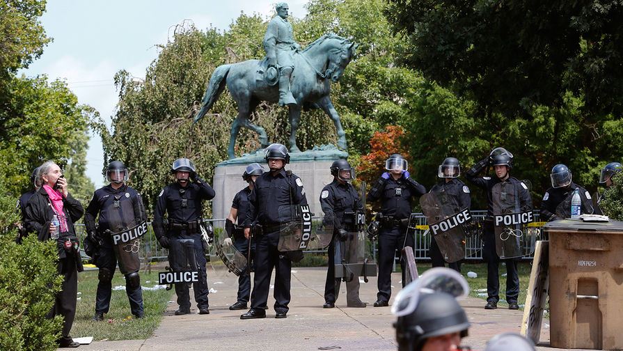Полиция около&nbsp;памятника генералу армии конфедератов Роберту Ли во время демонстрации националистов в&nbsp;Шарлотсвилле, штат Вирджиния, 12&nbsp;августа 2017&nbsp;года