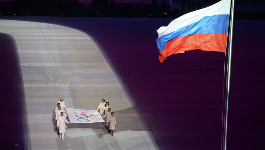 Вынос Олимпийского флага на церемонии открытия XXII зимних Олимпийских игр в Сочи.