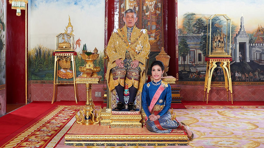 Король Таиланда и его фаворитка Сининат Вонгватчирапхакди