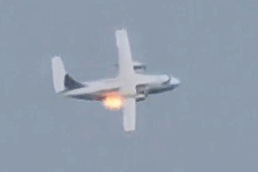 Военно-транспортный самолет Ил-112В с&nbsp;горящим правым двигателем во время катастрофы в&nbsp;ходе тренировочного полета в&nbsp;районе аэродрома &laquo;Кубинка&raquo;, 17 августа 2021 года