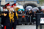 Люди собираются возле Лондонского Тауэра в день коронации Карла III, 6 мая 2023 года