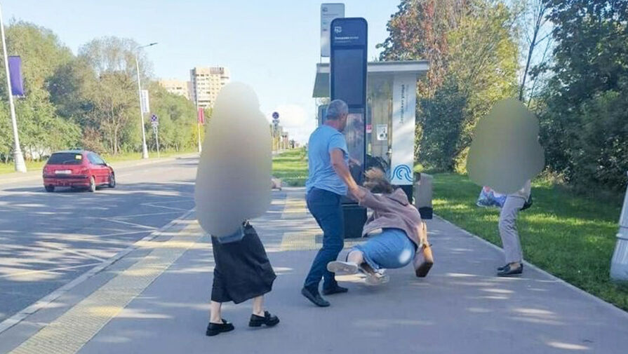 В Москве водитель вылетел на пешеходный переход и набросился с кулаками на девушку