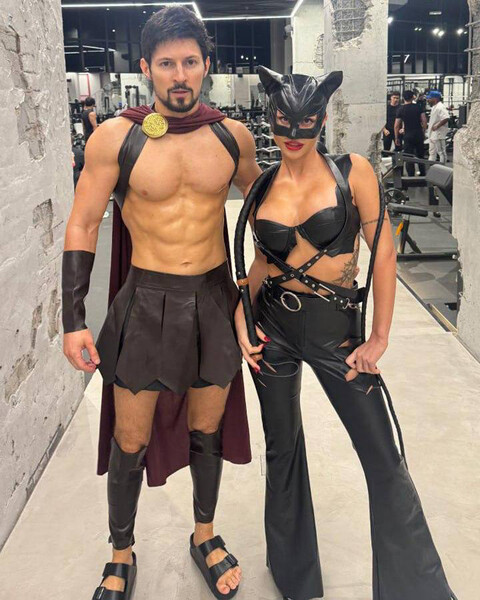 Павел Дуров в&nbsp;образе гладиатора и Юлия Вавилова в&nbsp;образе женщины-кошки