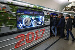 Новогодний поезд московского метро, украшенный гирляндами и еловыми ветками