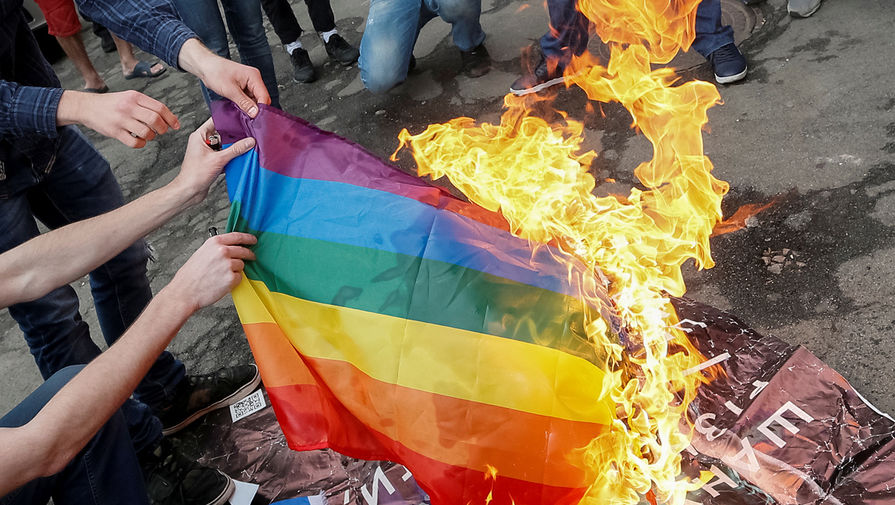 Противники «Марша равенства» сжигают ЛГБТ-флаг во время церемонии открытия «КиевПрайд-2017» в Киеве