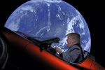 Президент США Дональд Трамп за рулем Tesla Roadster Илона Маска в открытом космосе (коллаж)
