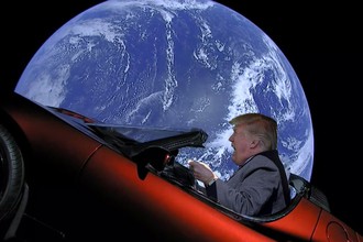 Президент США Дональд Трамп за рулем Tesla Roadster Илона Маска в открытом космосе (коллаж)