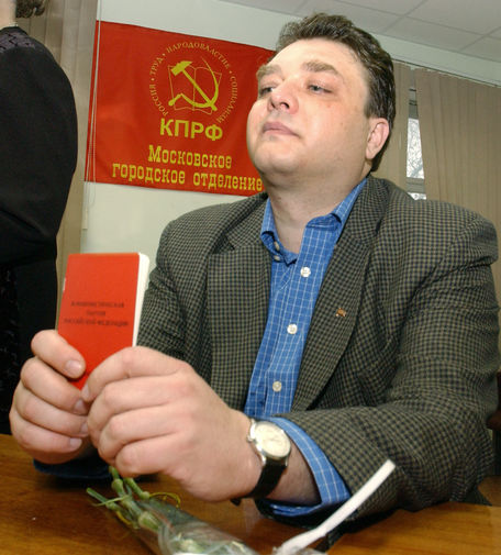 Андрей Брежнев, внук Леонида Ильича Брежнева, во время получения партбилета КПРФ в&nbsp;Москве, 2004 год