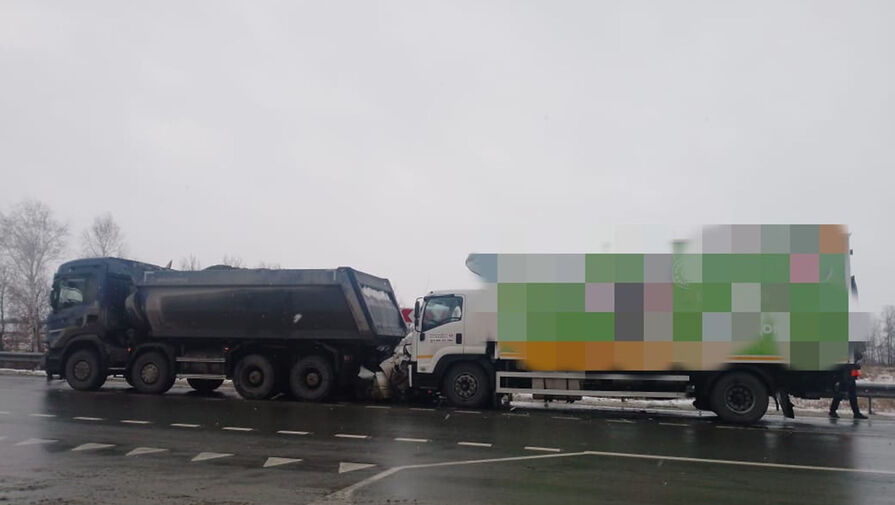 Грузовик вмял легковушку в самосвал под Новосибирском