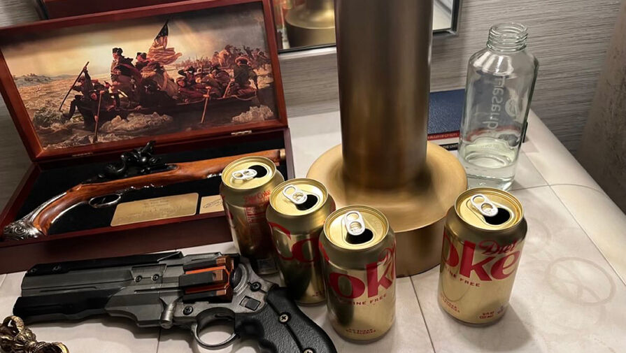 Илон Маск опубликовал фотографию столика с пистолетами, банками колы и картиной Вашингтона