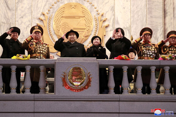 Ким Чен Ын с&nbsp;дочерью наблюдает за&nbsp;демонстрацией на&nbsp;военном параде в&nbsp;честь 75-летия Корейской народной армии на&nbsp;площади Ким Ир Сена в&nbsp;Пхеньяне, Северная Корея, 8&nbsp;февраля 2023&nbsp;года