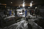 Тела палестинцев, погибших в результате удара по больнице Аль-Ахли в секторе Газа, 17 октября 2023 года