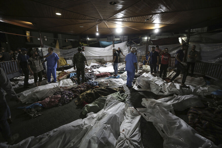 Тела палестинцев, погибших в&nbsp;результате удара по&nbsp;больнице Аль-Ахли в&nbsp;секторе Газа, 17&nbsp;октября 2023&nbsp;года