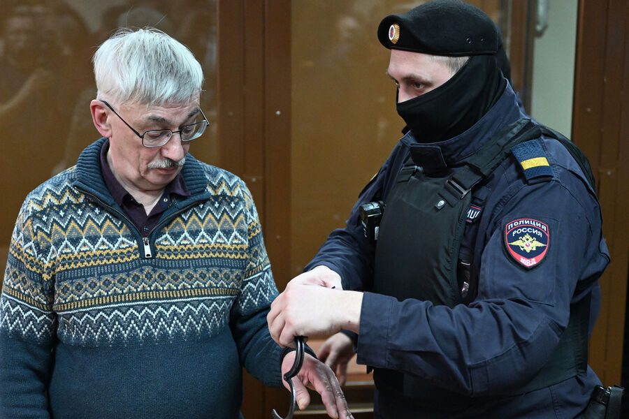 Правозащитник Олег Орлов (признан в РФ иностранным агентом) на заседании Головинского суда в Москве, 27 февраля 2024 года