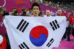 Триумфатор соревнований в опорном прыжке кореец Хак Сен Ян
