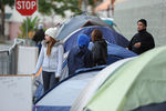 Палатки покупателей ожидающих начала распродаж у магазина в городе Бербанк, штат Калифорния 