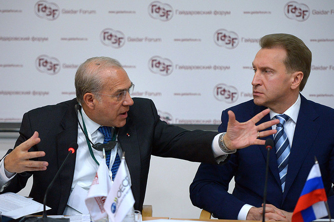 Генеральный секретарь Организации экономического сотрудничества и развития Анхель Гурриа (слева) и Игорь Шувалов на Гайдаровском форуме — 2014