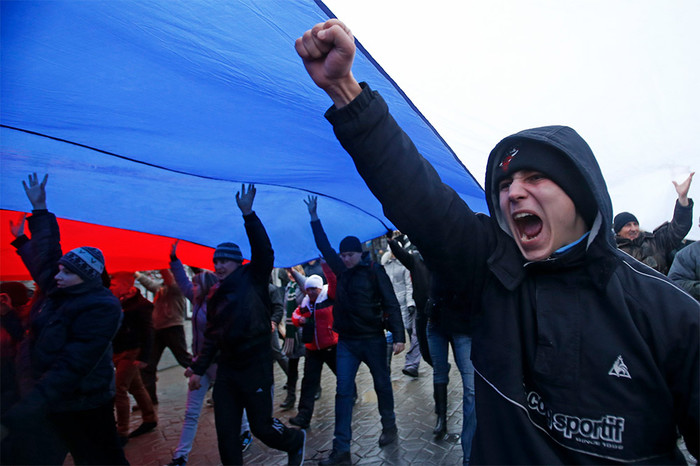 Участники митинга у&nbsp;здания Верховного Совета Крыма развернули огромный флаг России