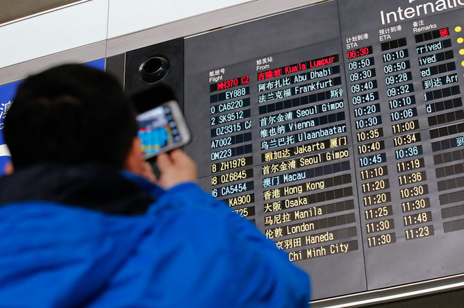 Родственники пассажиров, находившихся на борту рейса MH370 компании Malaysian Airlines, в аэропорту Пекина