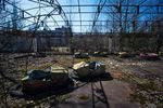 Проржавевший аттракцион в парке эвакуированного после аварии на ЧАЭС города Припять в чернобыльской зоне отчуждения