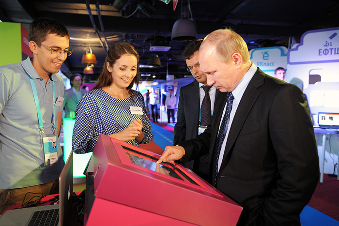 Владимир Путин во время форума «Интернет-предпринимательство в России» на территории бизнес-центра Silver City