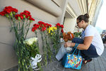 Москвичи возлагают цветы у посольства Нидерландов в Москве