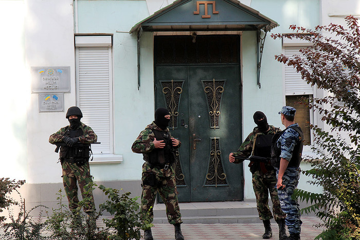 Сотрудники правоохранительных органов проводят следственные действия в центральном офисе крымско-татарского меджлиса в Симферополе