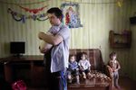 Муж Светланы Давыдовой Анатолий Горлов и их дети в их квартире в Вязьме