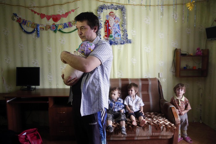 Муж Светланы Давыдовой Анатолий Горлов и их дети в&nbsp;их квартире в&nbsp;Вязьме