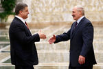 Президент Украины Петр Порошенко и президент Белоруссии Александр Лукашенко во время встречи в Минске