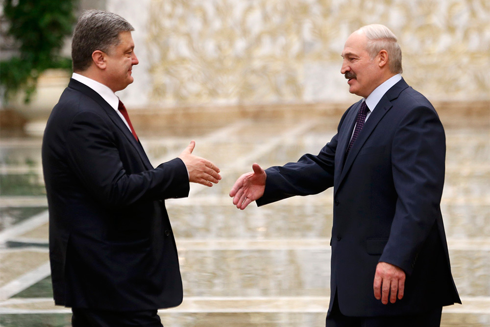 Президент Украины Петр Порошенко и президент Белоруссии Александр Лукашенко во время встречи в Минске