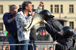 Сотрудники правоохранительных органов задерживают Бориса Немцова во время митинга «Марш миллионов» на Болотной площади, 6 мая 2012 года