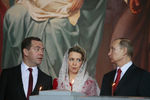 Премьер-министр РФ Дмитрий Медведев с супругой Светланой и президент РФ Владимир Путин на праздничном пасхальном богослужении в храме Христа Спасителя