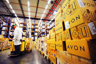 На складе готовой продукции завода по производству косметики Avon