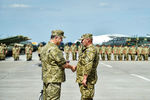 Президент Украины Петр Порошенко во время церемонии передачи оружия и военной техники ВСУ на авиабазе в Чугуеве