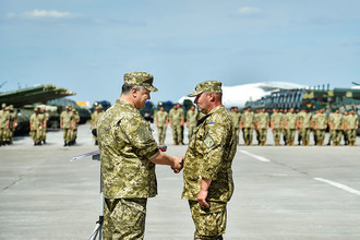 Президент Украины Петр Порошенко во время церемонии передачи оружия и военной техники ВСУ на авиабазе в Чугуеве