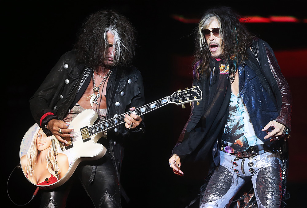 Гитарист Джо Перри и вокалист Aerosmith Стивен Тайлер на концерте в Москве
