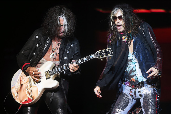 Гитарист Джо Перри и вокалист Aerosmith Стивен Тайлер на концерте в Москве
