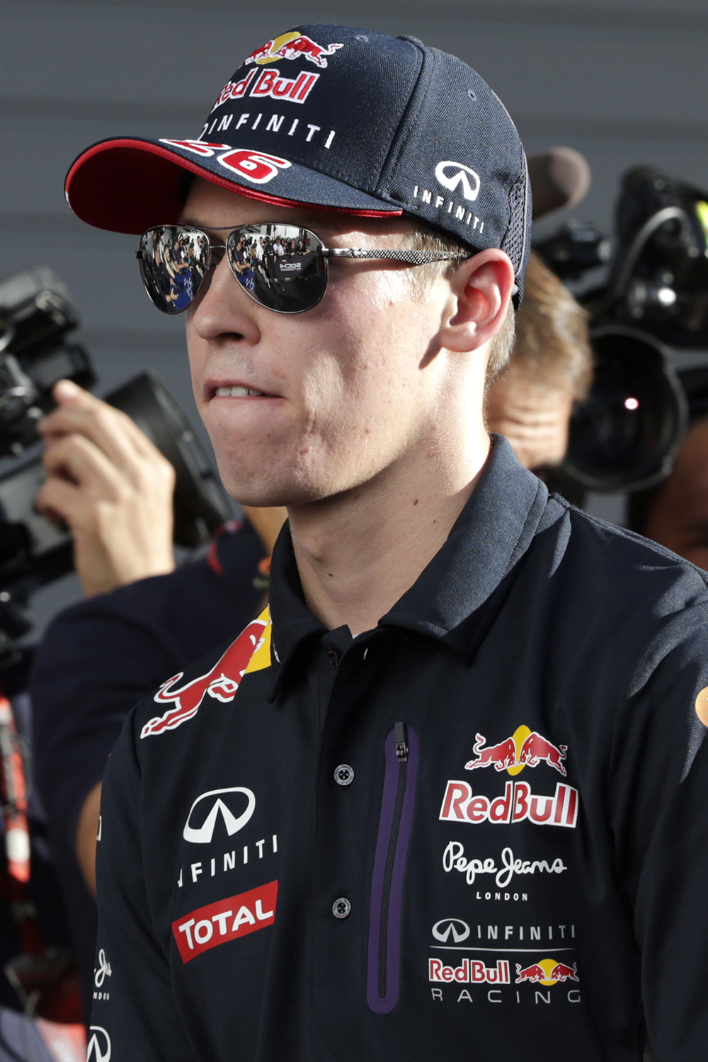 Российский пилот команды Red Bull Racing Даниил Квят перед началом российского этапа чемпионата мира по кольцевым автогонкам в классе «Формула-1»