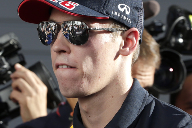 Российский пилот команды Red Bull Racing Даниил Квят перед началом российского этапа чемпионата мира по кольцевым автогонкам в классе «Формула-1»