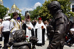 Открытие памятника «Вежливым людям» у здания Госсовета Республики Крым