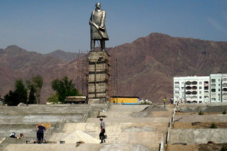 Памятник Ленину в городе Худжанд, Таджикистан, 2007 год