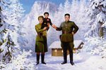Северокорейская открытка с изображением маленького Ким Чен Ира и его родителей: Ким Ир Сена и Ким Чен Сук