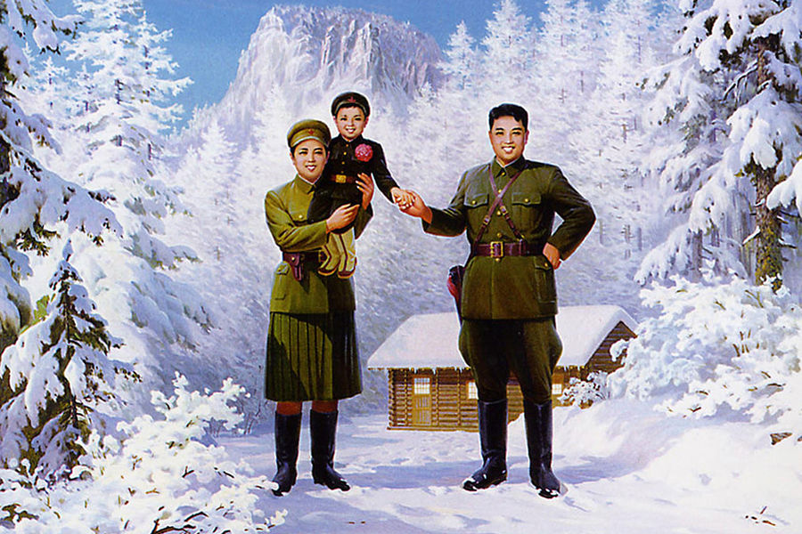 Северокорейская открытка с&nbsp;изображением маленького Ким Чен Ира и его родителей: Ким Ир Сена и Ким Чен Сук
