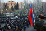 Сторонники премьер-министра Армении Никола Пашиняна на митинге в центре Еревана, 25 февраля 2021 года