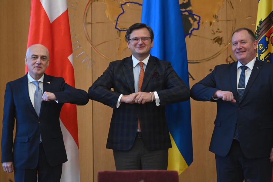 Министр иностранных дел Грузии Давид Залкалиани, министр иностранных дел Украины Дмитрий Кулеба и министр иностранных дел Молдавии Аурелий Чокой, 17 мая 2021 года 