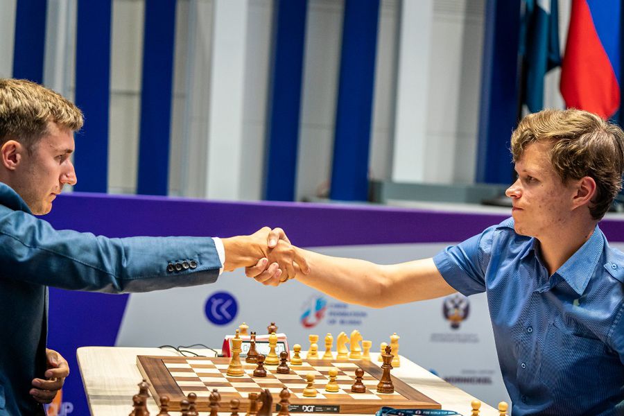 Сергей Карякин и Владислав Артемьев в матче Кубка мира по шахматам