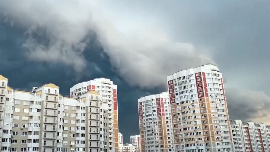 Гроза и сильный ветер обрушились на Москву