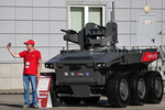 Мужчина около роботизированной платформы «Маркер» на международном военно-техническом форуме «Армия-2022» 